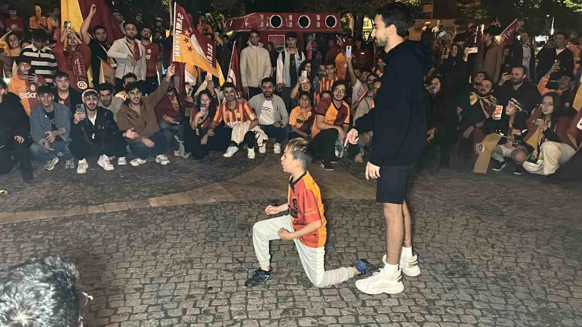 Galatasaray\'ın şampiyonluğu Uşak\'ta coşkuyla kutlandı