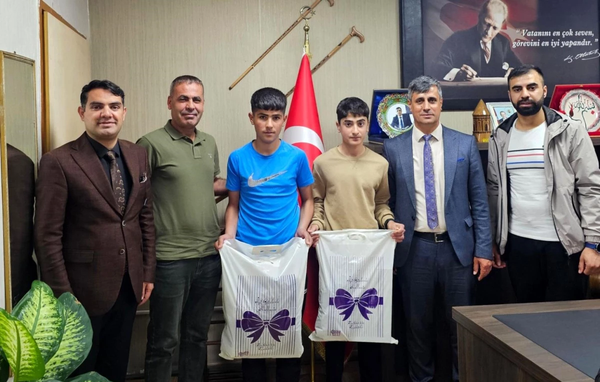 Sinop\'ta düzenlenen Muaythai Türkiye Şampiyonasında Ahlat Halk Eğitimi Merkezi öğrencileri dereceyle döndü