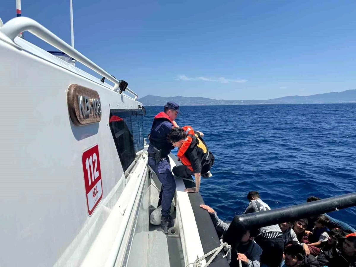 Kuşadası\'nda lastik bot içerisindeki 31 düzensiz göçmen kurtarıldı