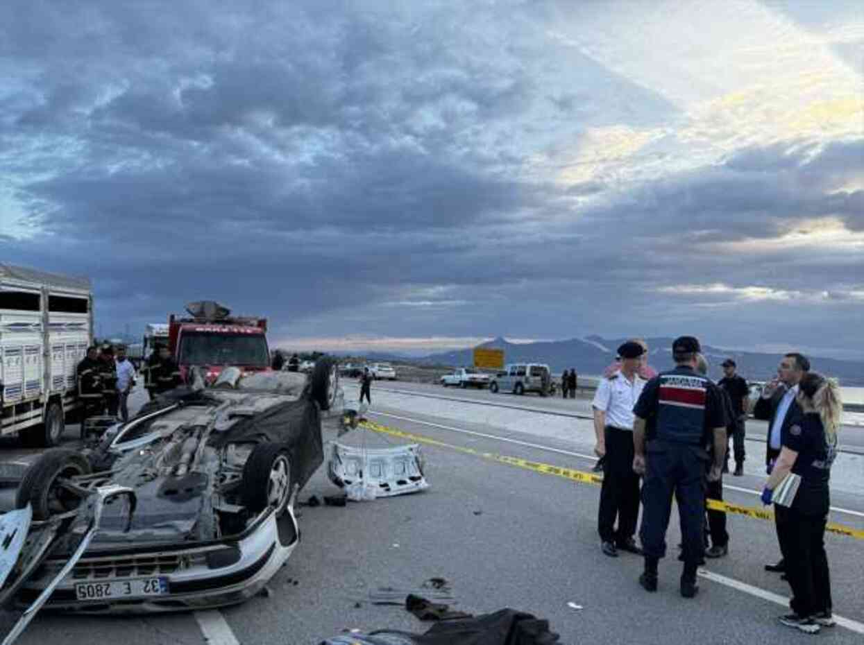 Burdur'da kamyonet ile otomobil çarpıştı: 3 ölü, 2 yaralı Burdur'da kamyonet ile otomobil çarpıştı: 3 ölü, 2 yaralı