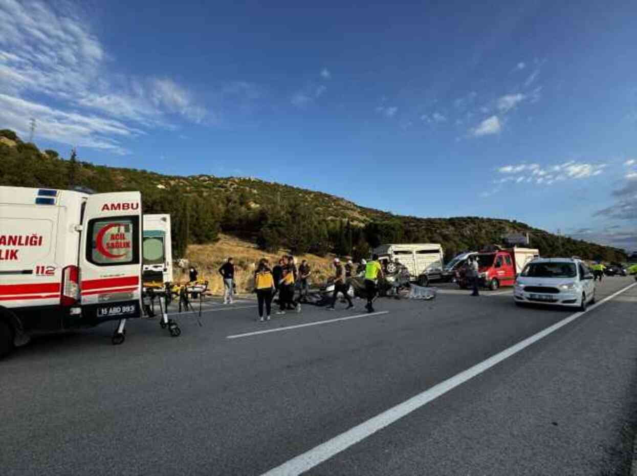 Burdur'da kamyonet ile otomobil çarpıştı: 3 ölü, 2 yaralı Burdur'da kamyonet ile otomobil çarpıştı: 3 ölü, 2 yaralı
