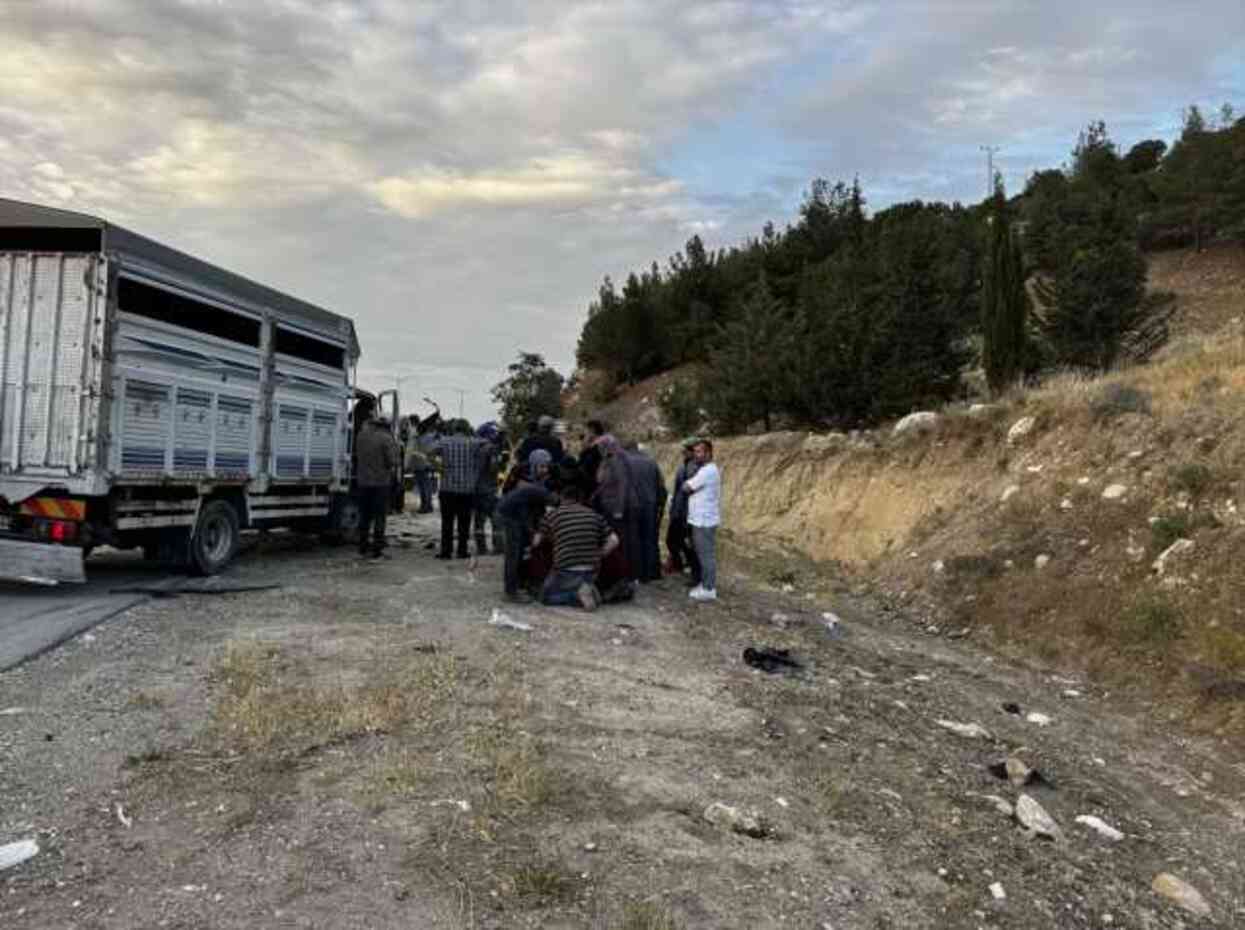 Burdur'da kamyonet ile otomobil çarpıştı: 3 ölü, 2 yaralı Burdur'da kamyonet ile otomobil çarpıştı: 3 ölü, 2 yaralı