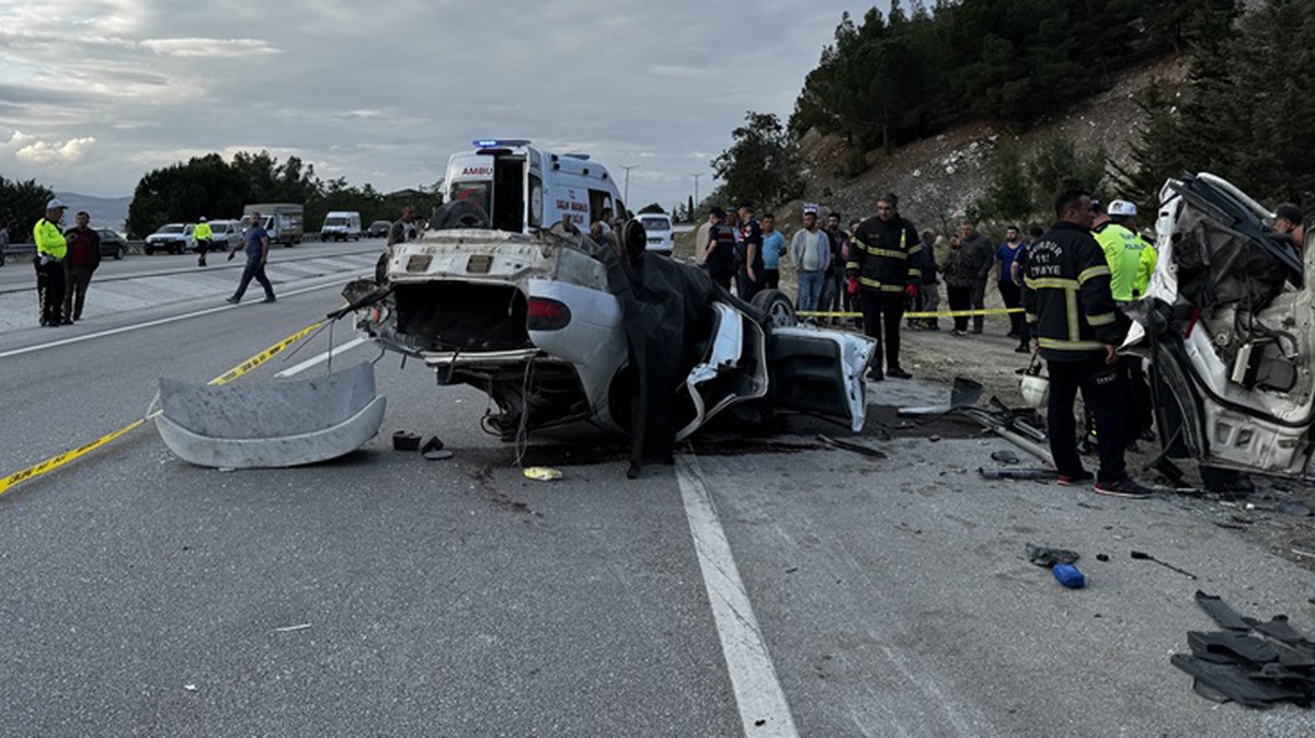 Burdur\'da kamyonet ile otomobil çarpıştı: 3 ölü, 2 yaralı