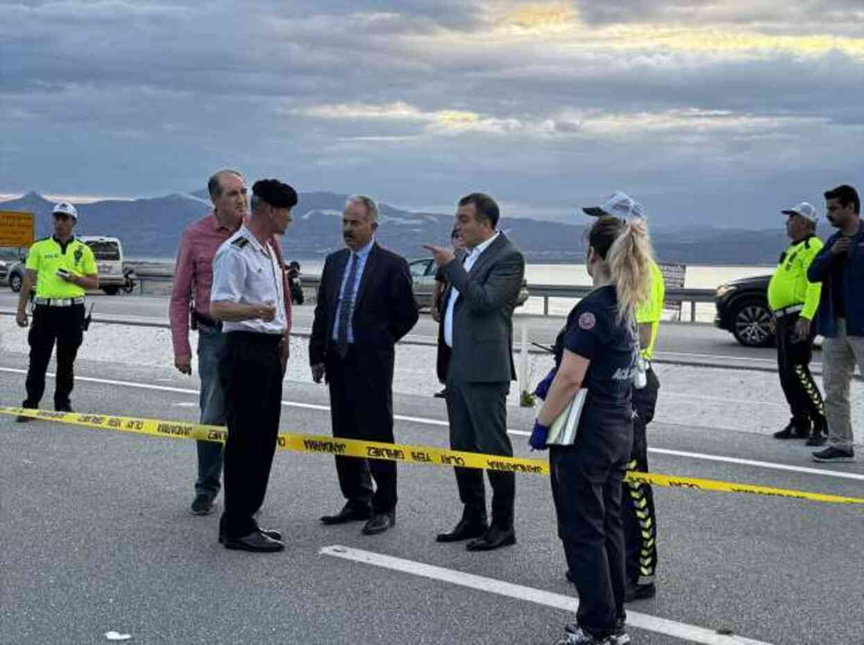 Burdur'da kamyonet ile otomobil çarpıştı: 3 ölü, 2 yaralı Burdur'da kamyonet ile otomobil çarpıştı: 3 ölü, 2 yaralı
