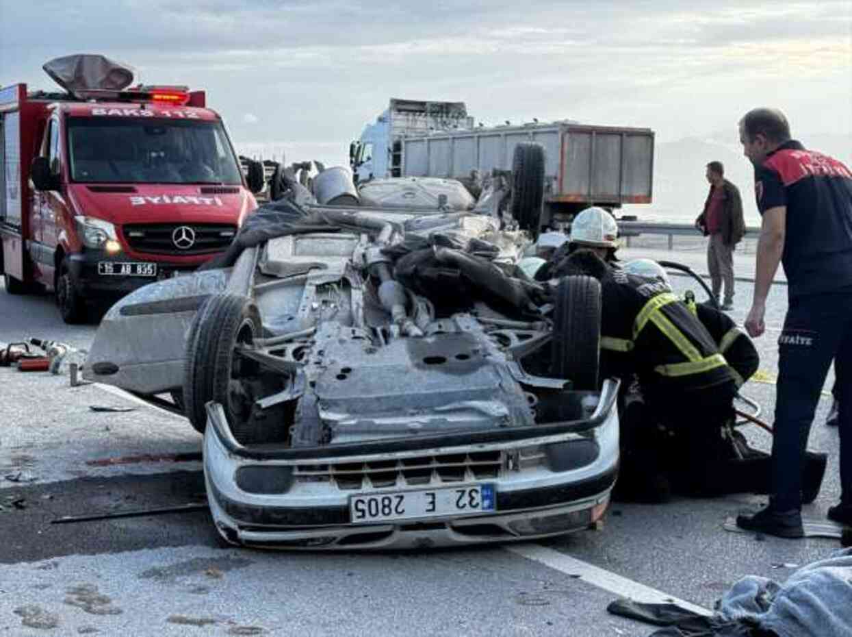 Burdur'da kamyonet ile otomobil çarpıştı: 3 ölü, 2 yaralı Burdur'da kamyonet ile otomobil çarpıştı: 3 ölü, 2 yaralı