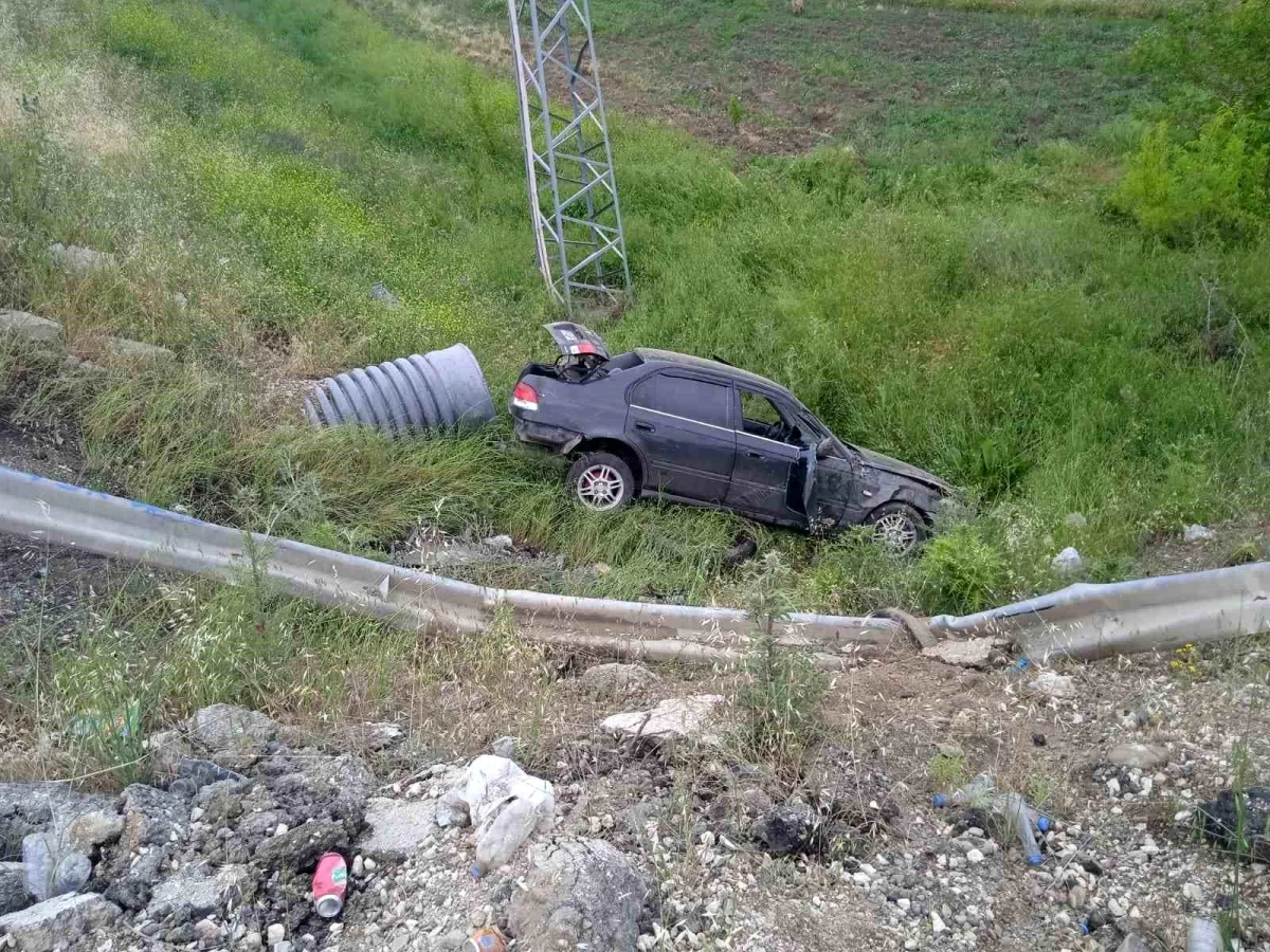 Elazığ\'da Otomobil Şarampole Uçtu: 2 Yaralı