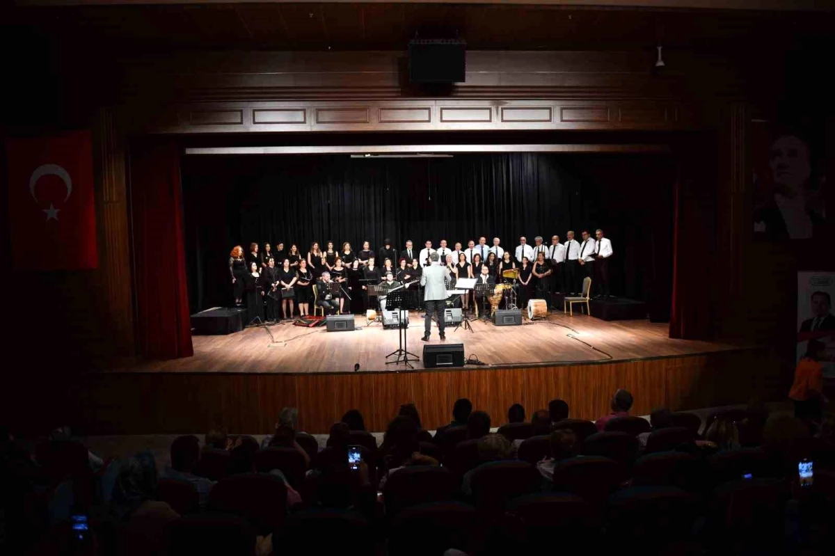 Esenyurt Belediye Başkanı Türk Halk Müziği Korosu\'nun Konserine Katıldı