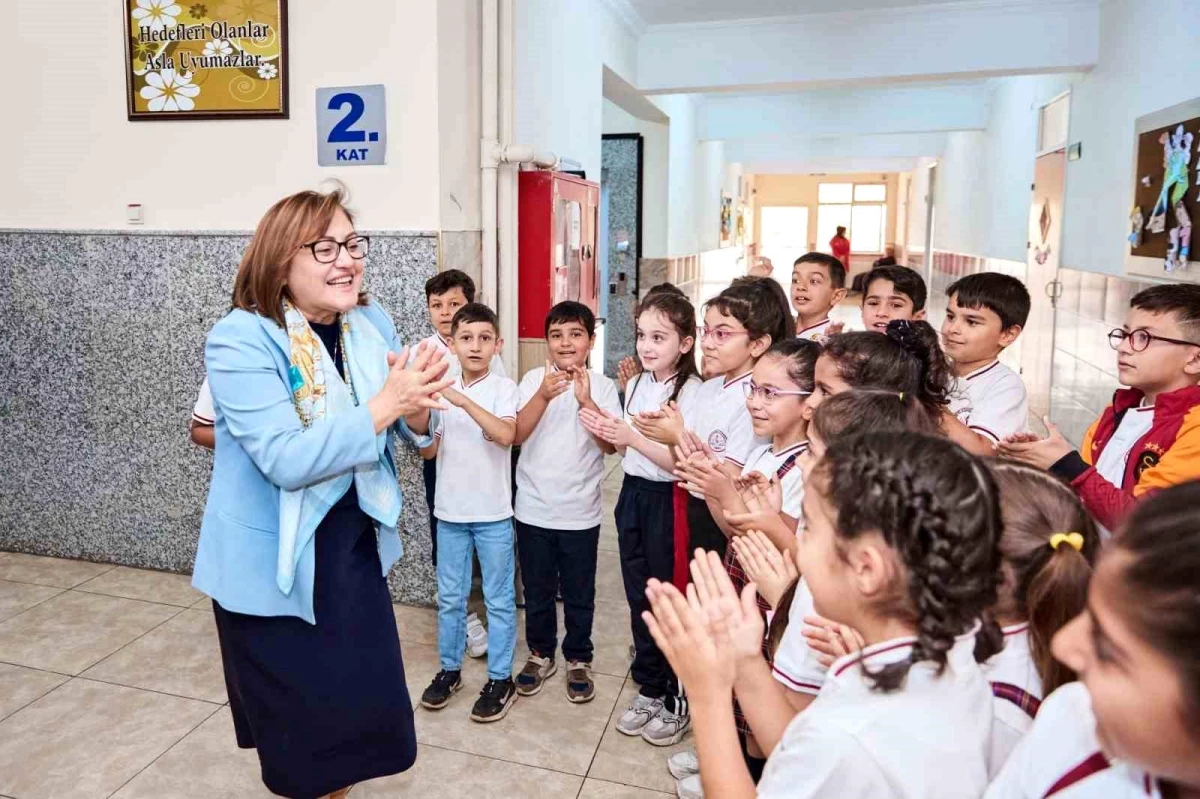 Gaziantep Büyükşehir Belediye Başkanı Fatma Şahin, Hayri Küpeli İlkokulu\'nu ziyaret etti