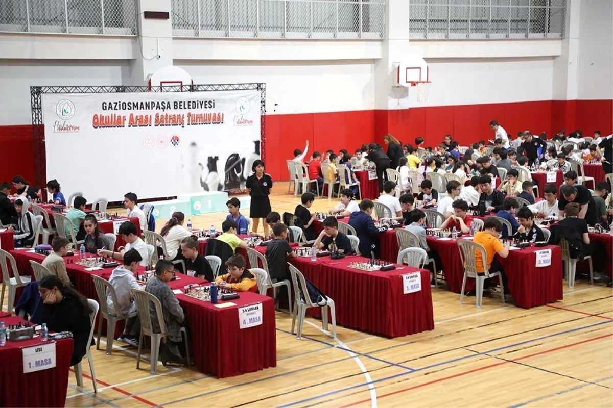 Gaziosmanpaşa Belediyesi\'nin düzenlediği Okullar Arası Satranç Turnuvası\'nda öğrenciler göz doldurdu
