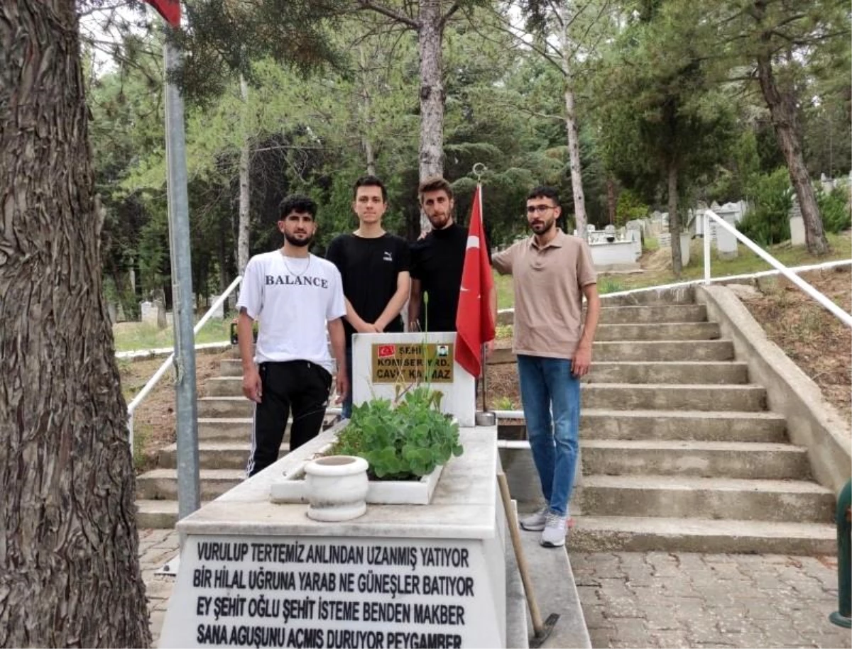 Gediz\'deki öğrenciler şehit ve kimsesiz mezarlarını temizledi