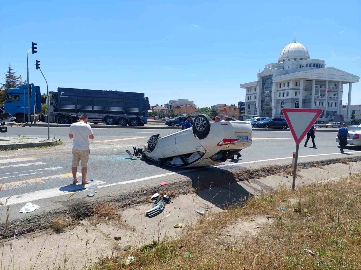 Tekirdağ\'da Kırmızı Işıkta Kaza: Otomobil Takla Attı, Sürücü Yaralandı