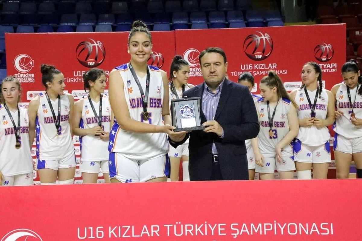 Vali Musa Işın, Basketbol U16 Kızlar Türkiye Şampiyonası Ödül Töreni\'ne katıldı