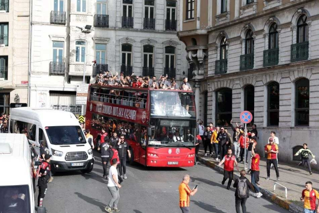 Kutlamalar başladı! Galatasaray stadyuma böyle geldi