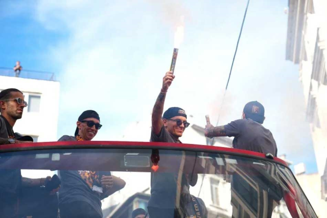 Kutlamalar başladı! Galatasaray stadyuma böyle geldi