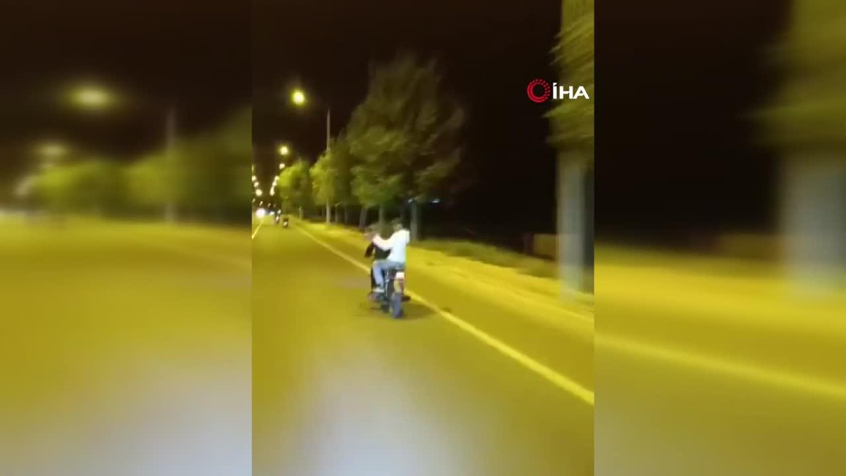 Mardin\'de şampiyonluk kutlamalarında motosiklet üzerinde havai fişek patlattılar: O anlar kamerada