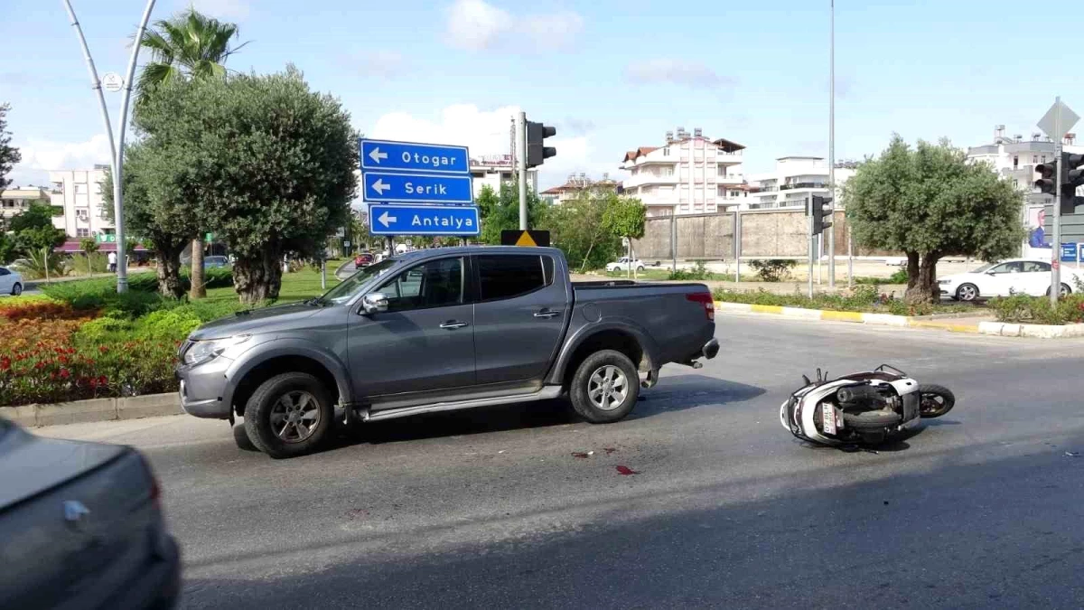 Manavgat\'ta Kamyonete Çarpan Motosiklet Sürücüsü Yaralandı