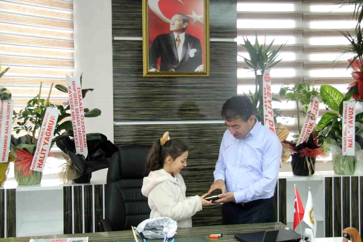 Bünyanlı Şehit Muzaffer Can Ersoy\'un kızı Belediye Başkanı\'na kalem hediye etti