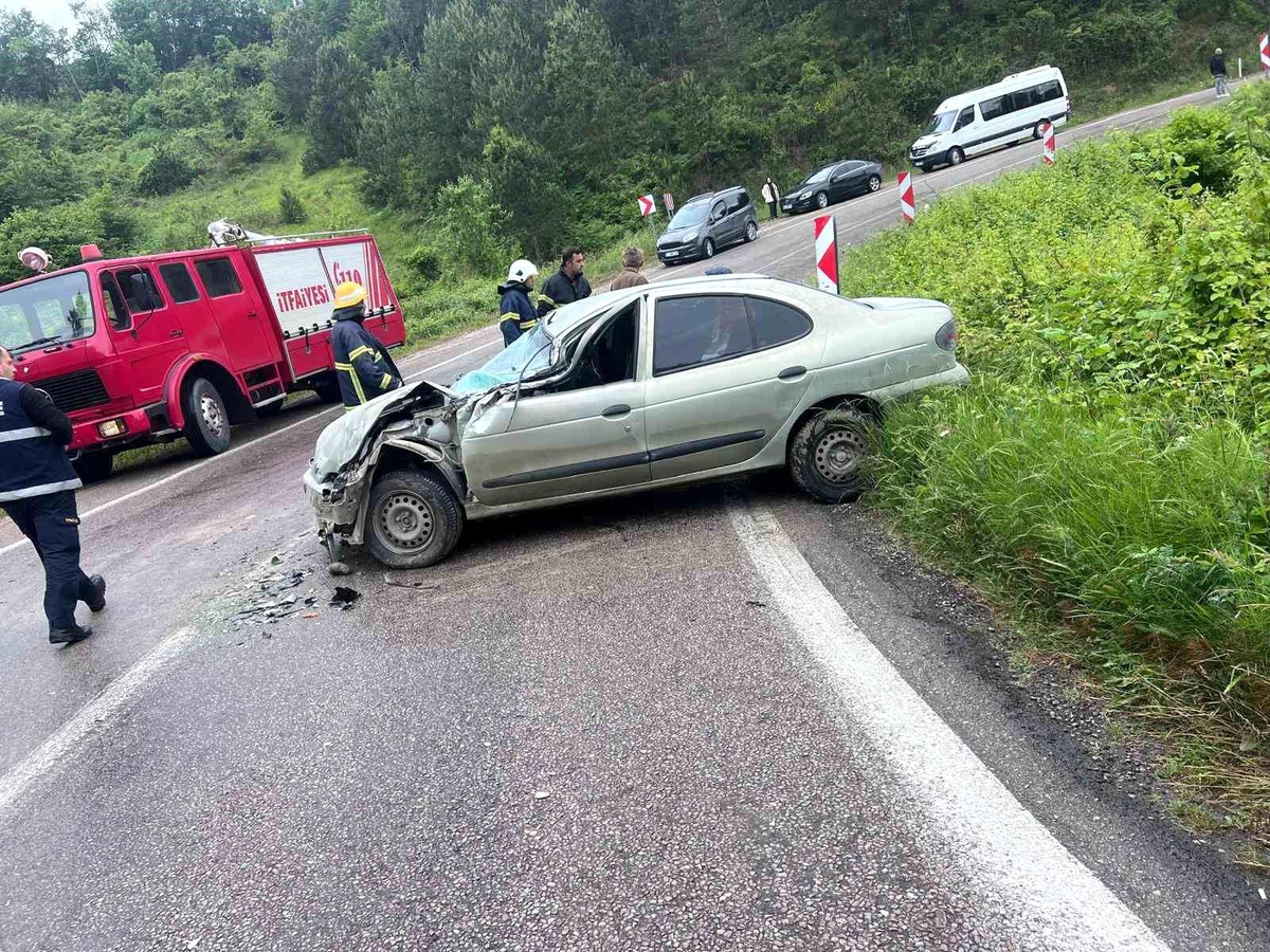 Sinop\'ta kamyonet ile otomobilin çarpıştığı kazada 3 kişi yaralandı