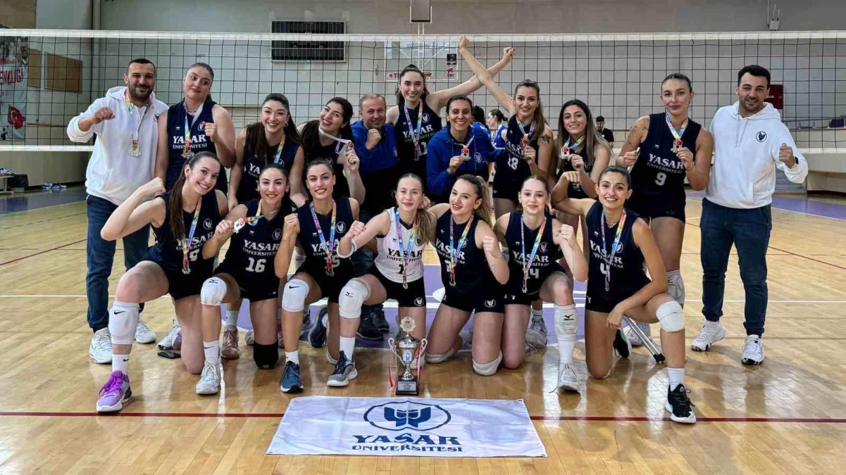 Yaşar Üniversitesi Kadın Voleybol Takımı Süper Lig Türkiye ikincisi oldu