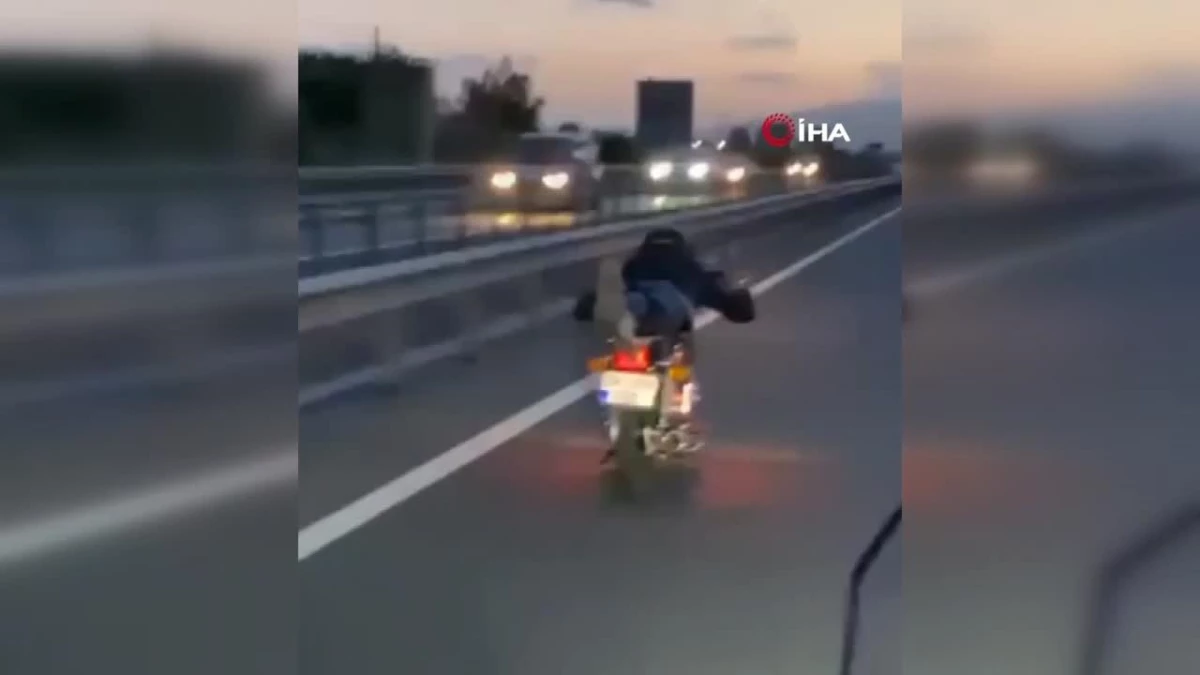Yatarak motosiklet kullanan sürücü kamerada