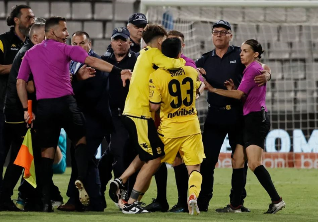 Yunanistan kupası finalinde 12 sarı ve 3 kırmız kart çıkaran kadın hakem Stephanie Frappart, maçtan sonra futbolcuların saldırısına uğradı