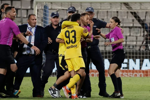 Yunanistan kupası finalinde 12 sarı ve 3 kırmız kart çıkaran kadın hakem Stephanie Frappart, maçtan sonra futbolcuların saldırısına uğradı