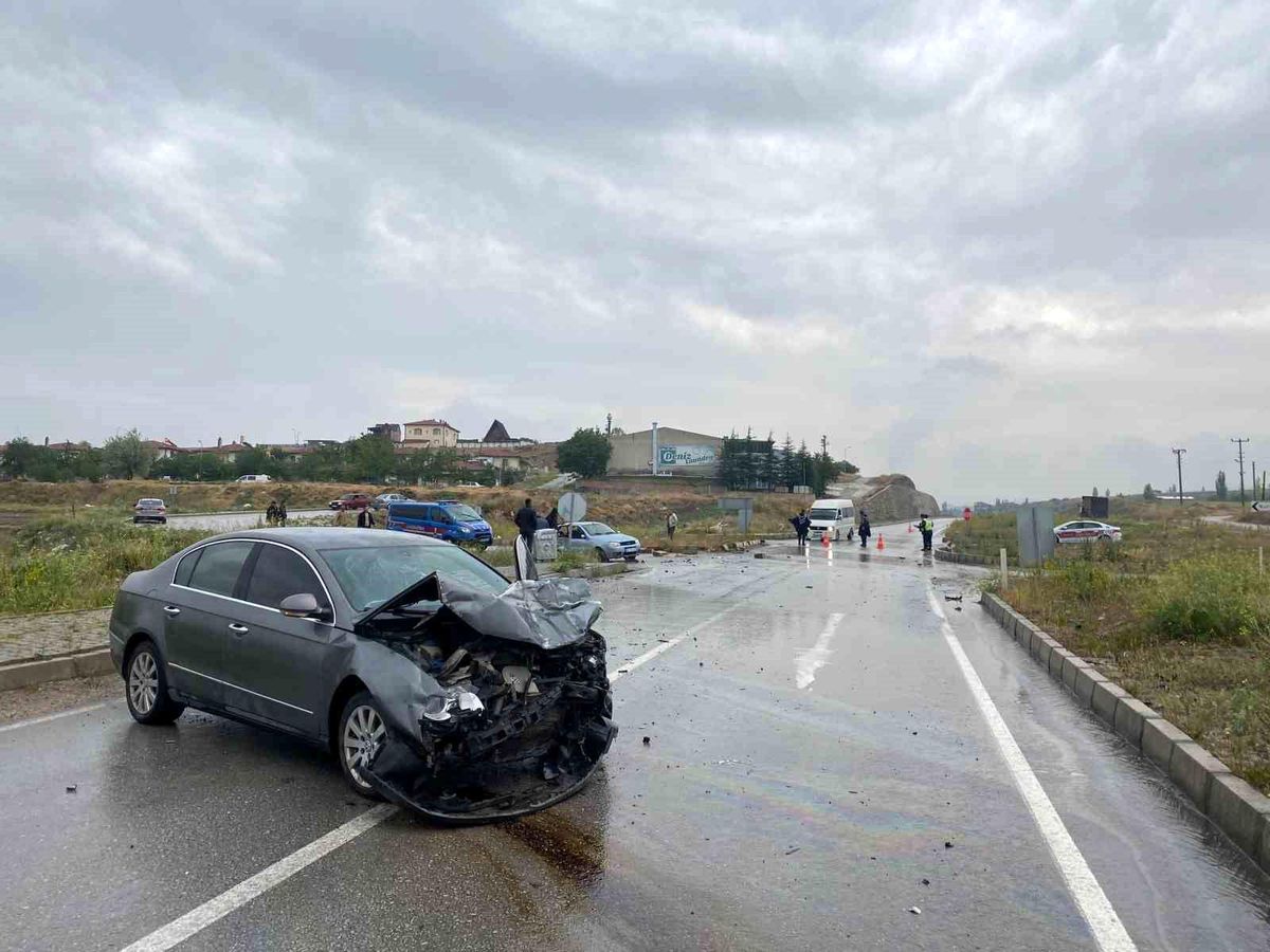 Afyonkarahisar\'da trafik kazası: 4 kişi yaralandı