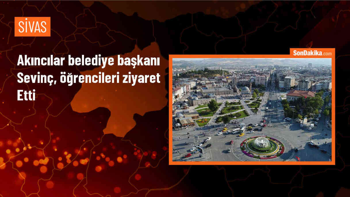 Sivas\'ın Akıncılar ilçesinde Belediye Başkanı öğrencileri ziyaret etti