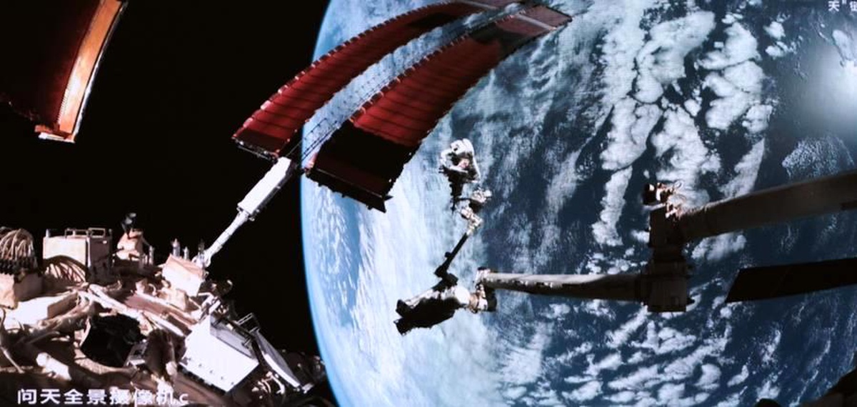 Çin\'in uzay istasyonunda Shenzhou-18 mürettebatı ilk uzay yürüyüşünü tamamladı