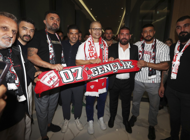 Alex de Souza, Antalyaspor için Türkiye'ye geldi