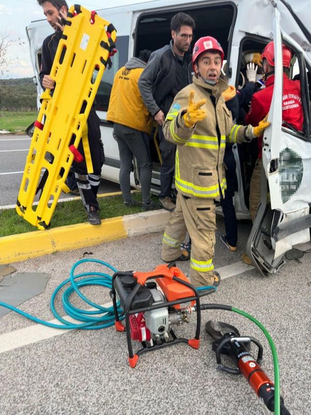 Ayvalık\'ta TIR ile servis minibüsü çarpıştı: 3\'ü ağır 9 yaralı