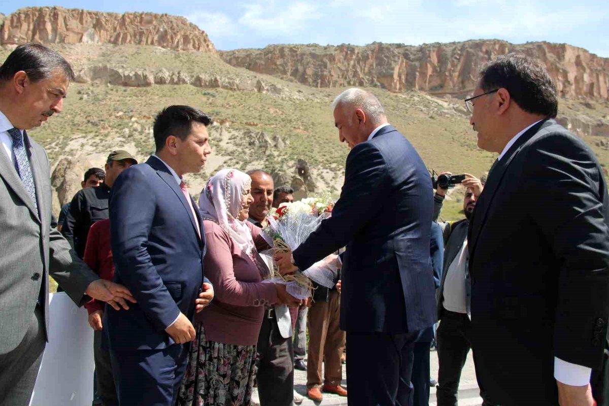 Kültür ve Turizm Bakanı Mehmet Nuri Ersoy, Kapadokya\'nın giriş kapısı Soğanlı Mahallesi\'ni ziyaret etti