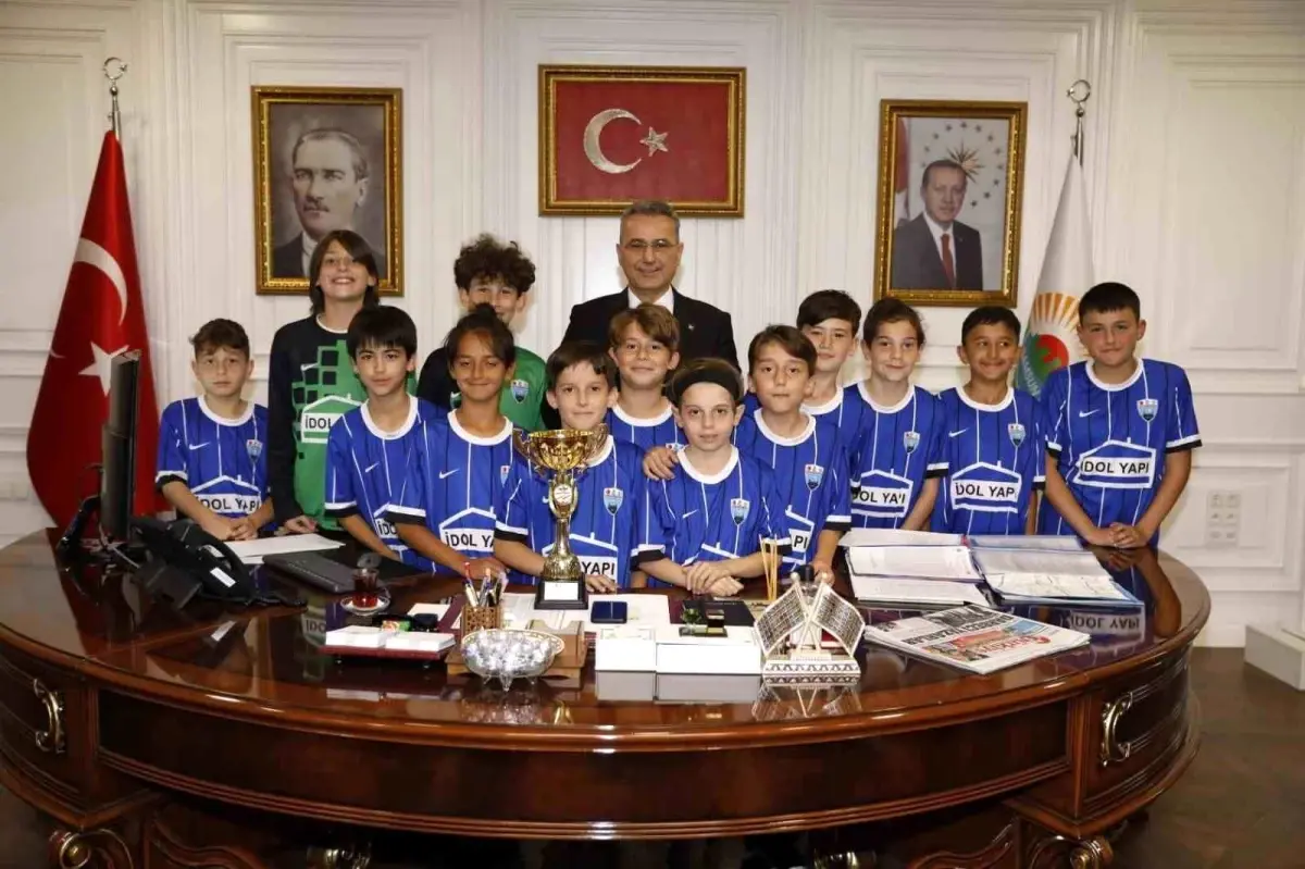 Karasamsun Spor U-11 Takımı Şampiyonluk Kupasını İhsan Kurnaz\'a Takdim Etti