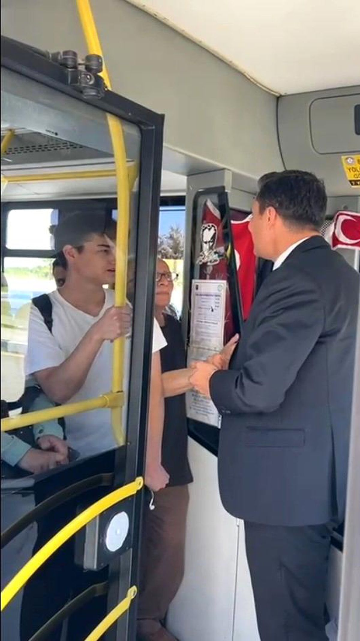 Manisa Büyükşehir Başkanı Halk Otobüsünü Durdurdu
