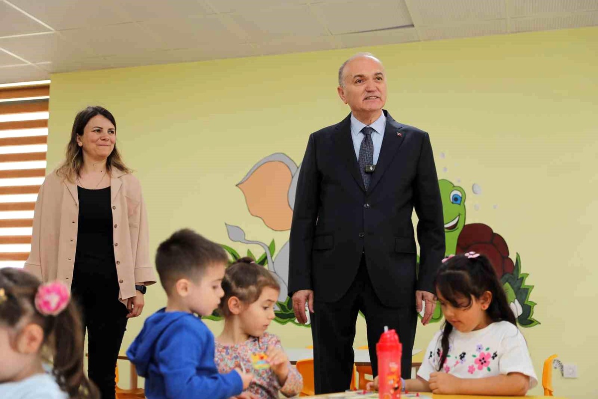 Düzce Belediye Başkanı Çocuk Gündüz Bakımevini Ziyaret Etti