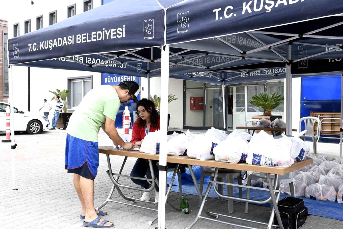 Kuşadası Belediyesi İhtiyaç Sahibi Çocuklara Beslenme Çantası Desteği Sunuyor