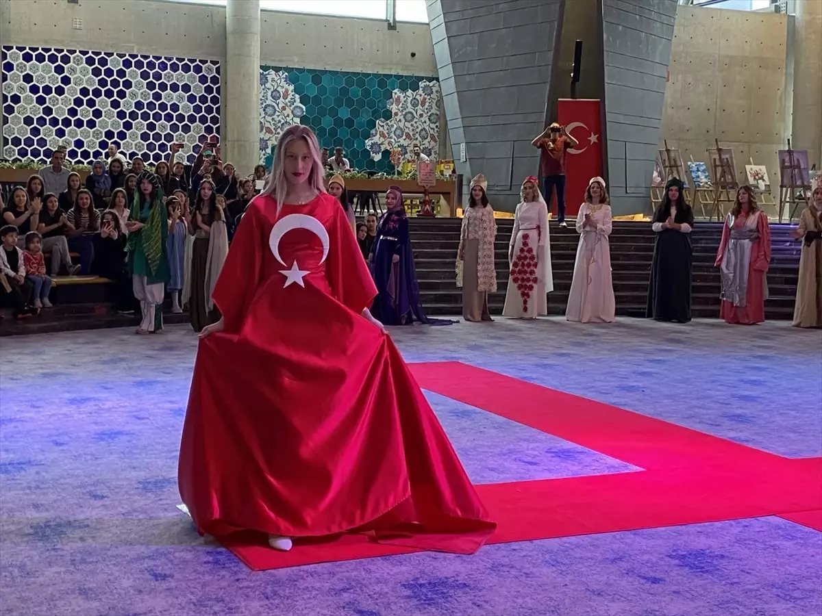 Bursa Fatih Kız Mesleki ve Teknik Anadolu Lisesi\'nden Selçuklu\'da Rumi Temalı Defile