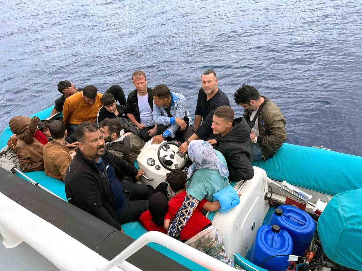 Muğla\'da 45 düzensiz göçmen ve bir göçmen kaçakçısı yakalandı