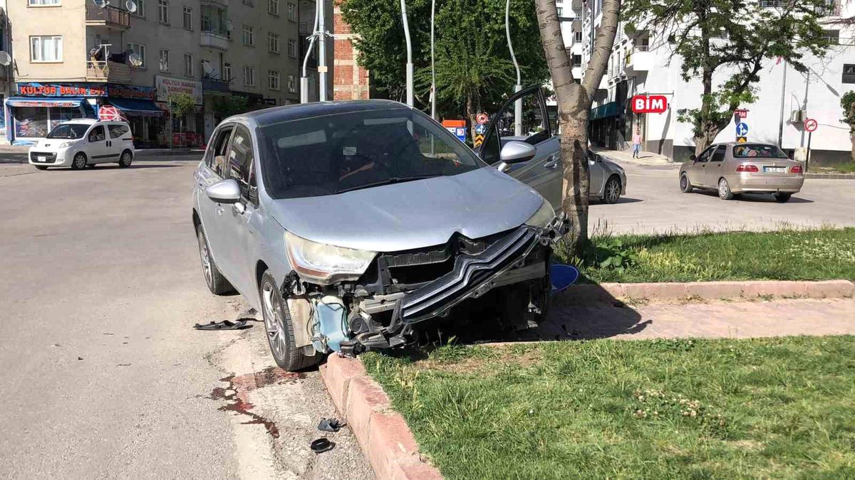 Elazığ\'da otomobil refüje çıktı