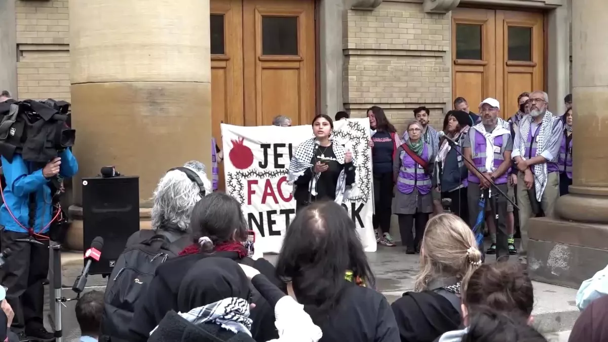 Toronto Üniversitesi\'nde Filistin Yanlısı Protestocular Dayanışma Gösterisi Düzenledi