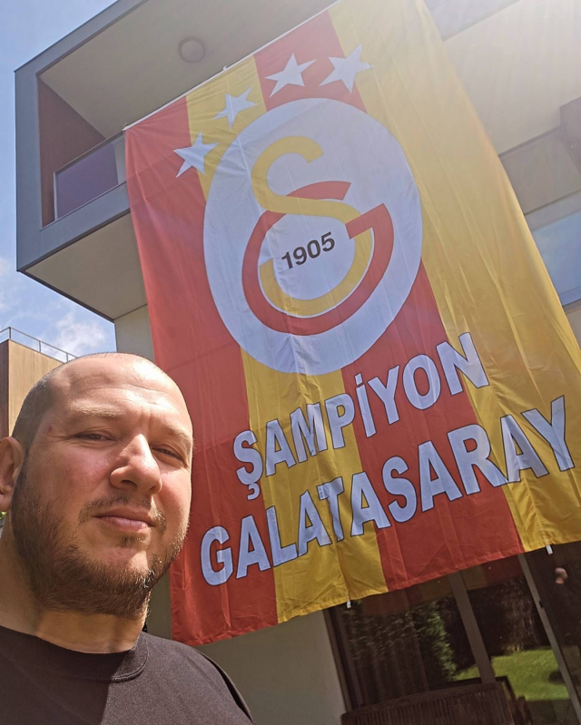 Galatasaray'ın şampiyonluk törenine giden Şahan Gökbakar, eğlenirken kendinden geçti