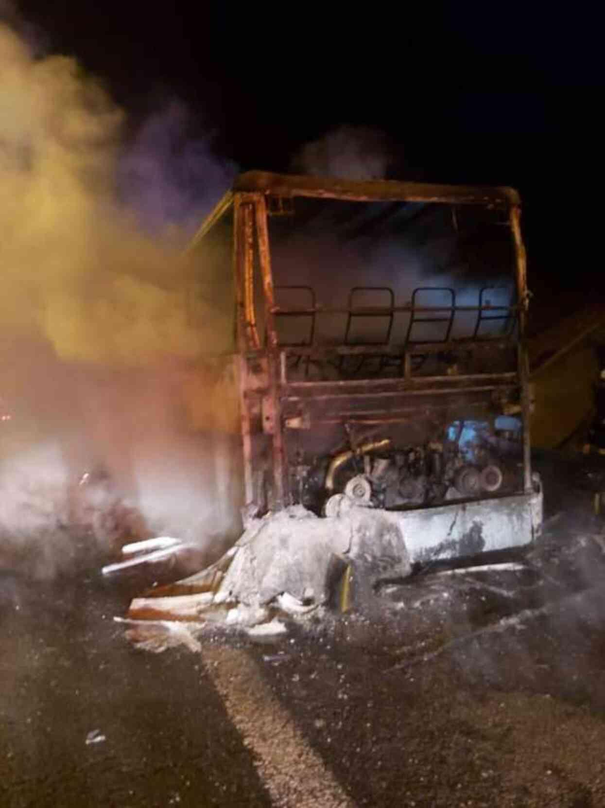 İçerisinde 13 kişinin bulunduğu otobüs alev alev yandı! Ölümden kıl payı kurtuldular