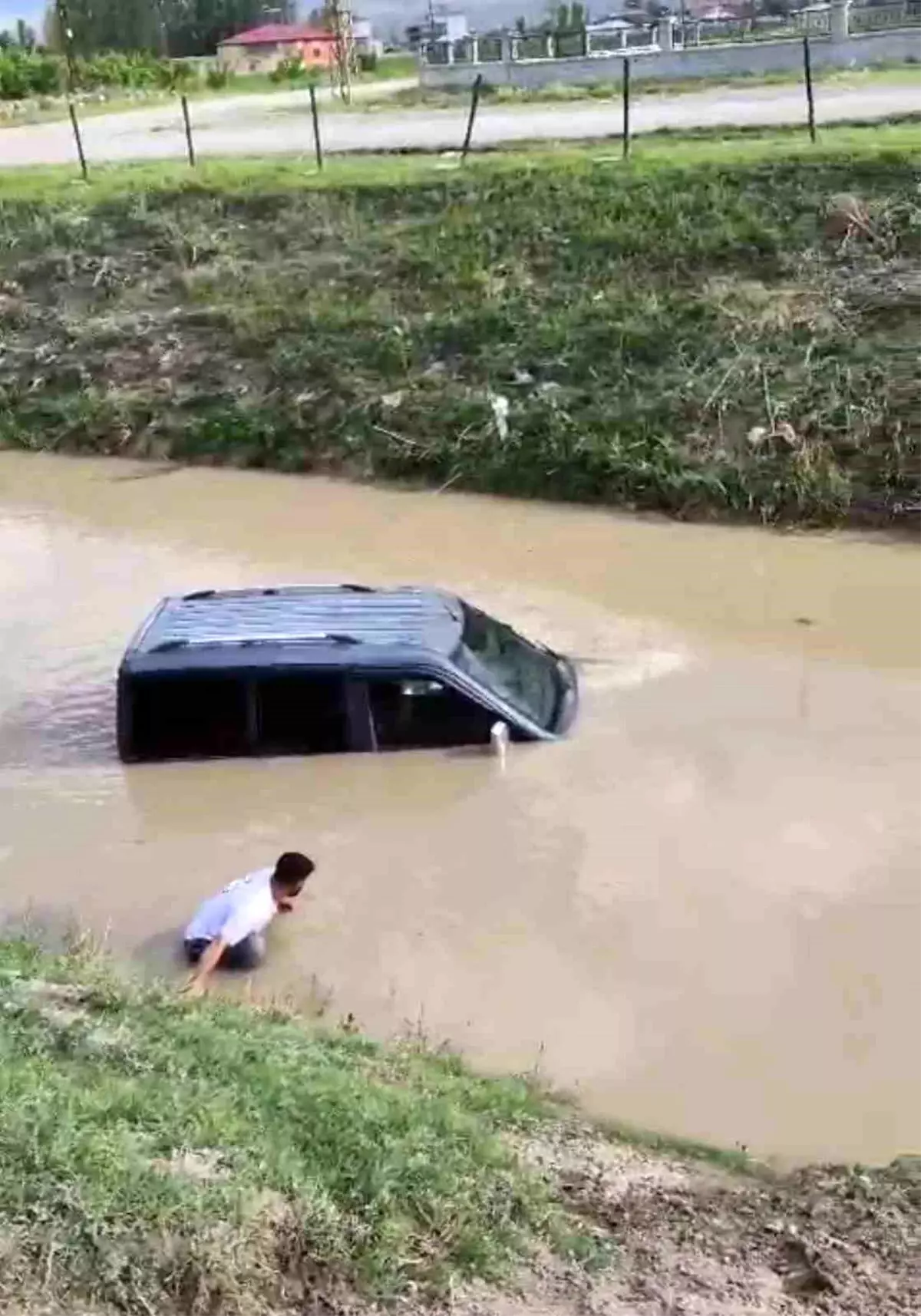 Iğdır\'da araç su kanalına uçtu, ölen ve yaralanan olmadı