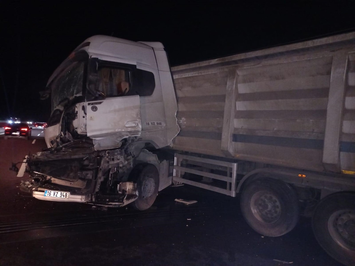 İstanbul-İzmir Otoyolu\'nda trafik kazası: Tır sürücüsü yaralandı