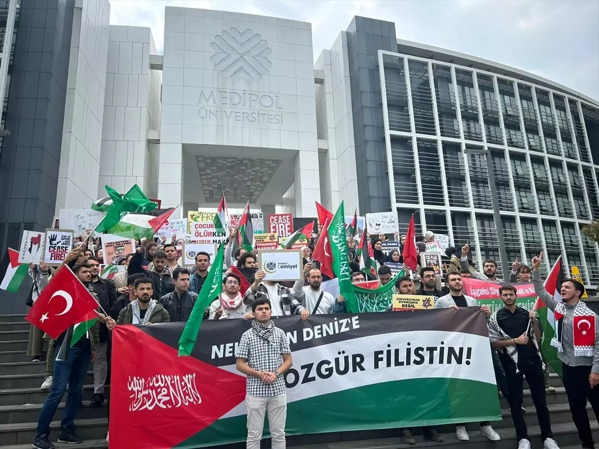 İstanbul Medipol Üniversitesi Öğrencileri Gazze Saldırısını Protesto Etti