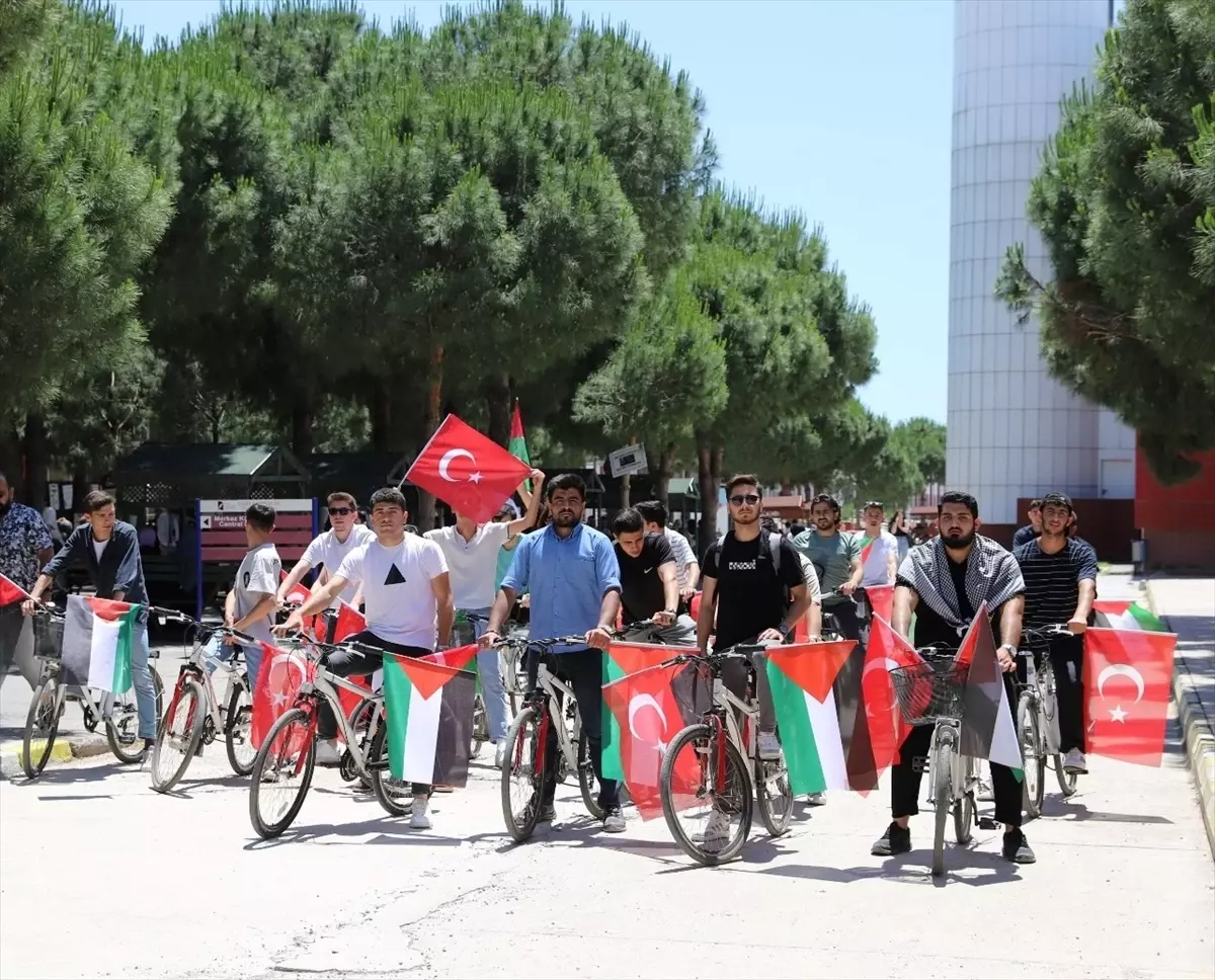 İKÇÜ öğrencileri İsrail\'in Gazze\'ye saldırılarını protesto etmek için bisiklet turu düzenledi