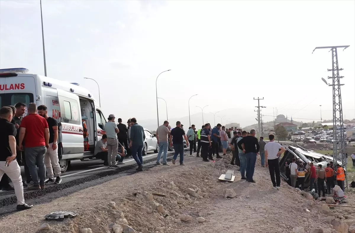 Kütahya\'da minibüs kazasında yaralanan bir kişi hayatını kaybetti