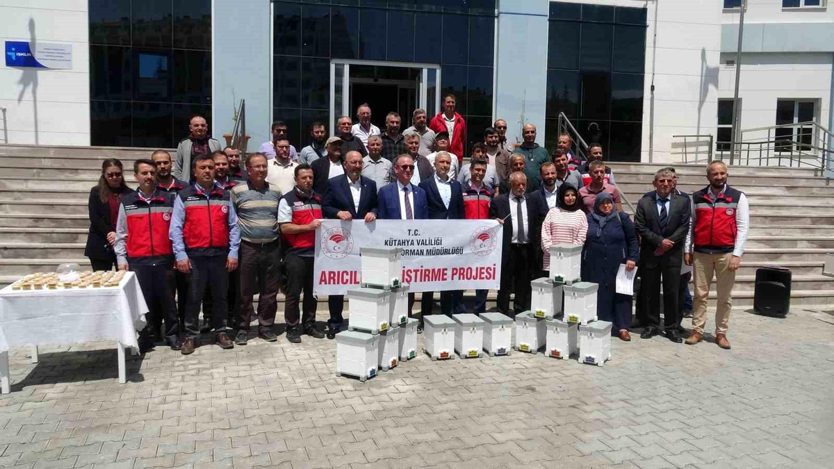 Kütahya\'da Arıcılığı Geliştirme Projesi kapsamında sertifika ve malzeme dağıtımı yapıldı