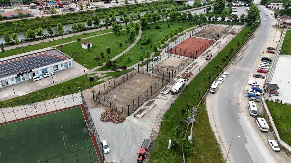 Düzce Belediyesi Spor Sahalarını Yeniliyor