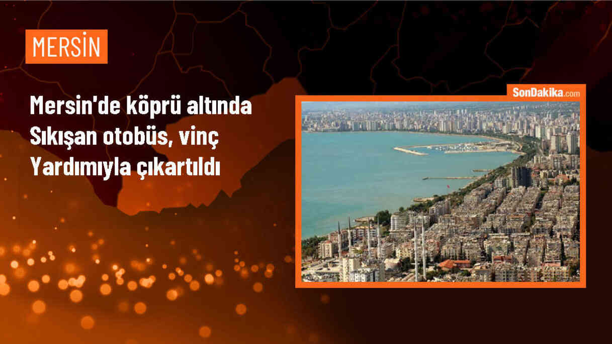 Mersin\'de köprü altında sıkışan otobüs vinç yardımıyla çekildi